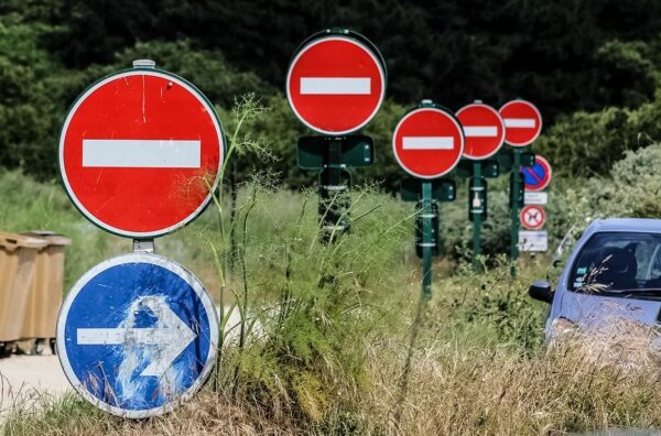 sens interdit panneaux