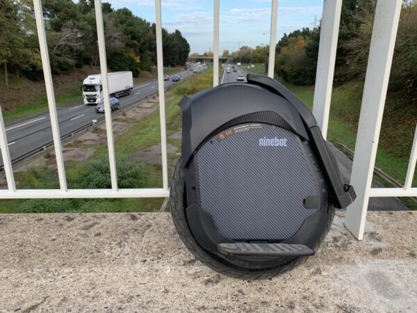ninebot one z10 sur un pont