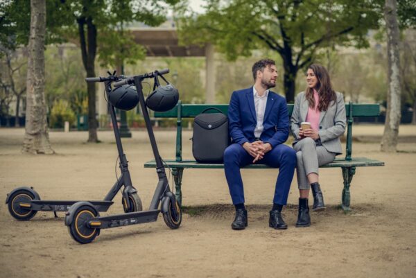 Ninebot max -couple sur un banc
